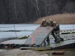 В Минобороны показали, как будущие офицеры инженерных войск укрощают стихии на полигоне