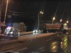 У Києві снігоприбиральна машина потрапила в аварію