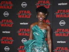 Elegant Nyongo and smiling daughter Carrie Fisher in: how was the premiere of  Star Wars. The last Jedi "