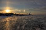 Тонкий лед и холодная вода рыбаку не союзники