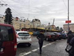 В столице припаркованное авто парализовало движение троллейбусов
