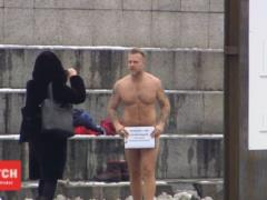 An uncontrollable naked protest: Mukharsky undressed again, covering his penis with political slogans