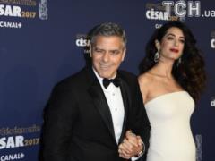 George Clooney handed out to the passengers of an airplane in which flew with children, noise-canceling headphones