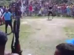 Суровый бразильский футбол. Игрок пробил пенальти под прицелом автомата