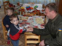Детвора Мариуполя получила подарки от гвардейцев и Святого Николая