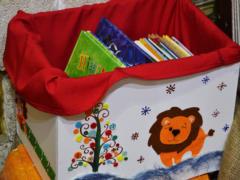 Галицкие гвардейцы передали книги маленьким львовянам