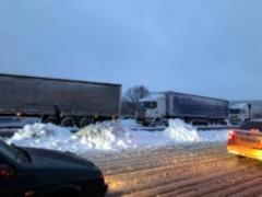 Въезд в Киеве заблокирован многокилометровой пробкой из грузовиков