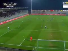 Грубая ошибка голкипера в матче чемпионата Португалии