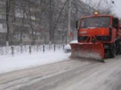 Киевские коммунальщики просят водителей освободить обочины для расчистки дорог