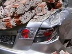 В центре Киева обвалилась стена между дворами