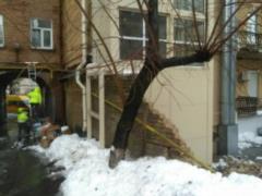 In Kiev, because of the collapse of the wall without gas left four houses