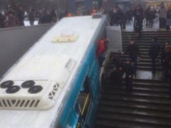 У Москві автобус злетів у пішохідний перехід біля метро - багато жертв (фото, відео 18+)