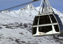 About 200 skiers are stuck on a lift in the Alps
