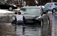 У Києві затопило вулицю
