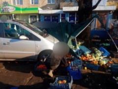 В Ужгороді іномарка в їхала в торговий ряд на ринку, є постраждалі