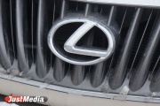 На Химмаше Lexus ушел передними колесами под землю