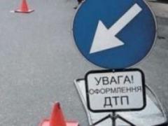 В Киеве иномарка врезалась в отбойник