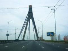В столице ограничат движение по двум мостам