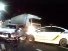 На трасі Київ-Чоп водій врізався в патрульний автомобіль