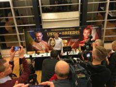 Усик и Бриедис провели дуэль взглядов накануне полуфинала WBSS