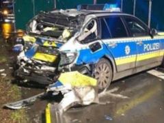У Німеччині фура з українськими номерами в їхала в авто поліції