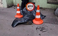 У Києві у дворі будинку знайшли мертвого чоловіка