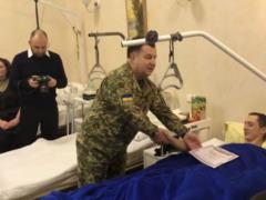 Полторак в госпитале вручил премии бойцам АТО