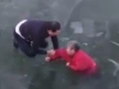 У Мережі показали вражаюче відео порятунку жінки із смертельної пастки в Китаї