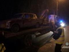 In Khmelnytsky, a drunk driver arranged a  disco  for the police on the hood