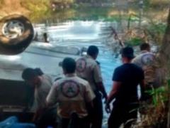 В Мексике микроавтобус слетел с моста в водоем