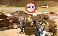 У Києві водій Audi не увійшов в поворот і розбив дві машини