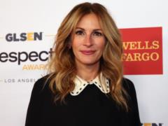 Julia Roberts flirts with a ghost