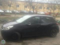 Во Львове женщина-водитель  прокатила  на капоте авто патрульного полиции
