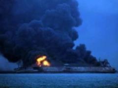 В акваторії Китаю продовжує горіти нафтовий танкер