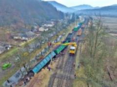 На Закарпатье сошел с рельсов грузовой поезд, - ФОТО,