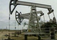 Нефть дешевеет после достижения рекордных уровней днем ранее