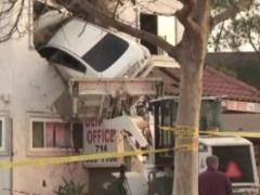 In the US, an unknown person on a passenger car flew to the second floor of a polyclinic