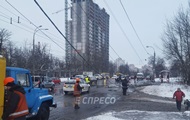 В Киеве BMW врезался в столб, остановив троллейбусы