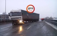 У Києві через ДТП з фурою стоїть Столичне шосе