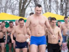 Кличко разом з главами районів Києва викупався в Дніпрі