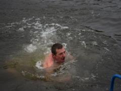 The artillerymen of the 44 brigades showed how in Lugansk in the ice-hole they dived