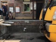 В Австралії пасажирський поїзд врізався в огорожу на станції