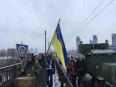 В Киеве на мосту Патона образовали живую цепь соборности