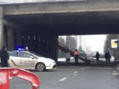 В Киеве обвалилась часть путепровода