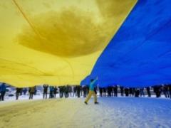У Запоріжжі в День соборності розгорнули 25метровий прапор і протягнули живий ланцюг через Дніпро