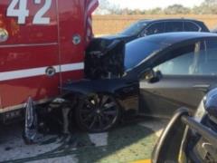 Автомобиль Tesla на автопилоте протаранил пожарную машину