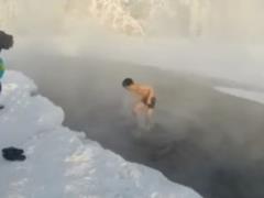 Чоловік скупався в річці при 60градусном морозі