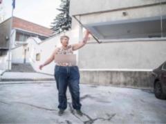 У Києві активістка Femen роздяглася у посольства Чехії