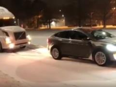 Легковик Tesla витягнула на засніженій трасі 40-тонну фуру