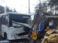 In Kiev, a minibus crashed into a truck, there were injured